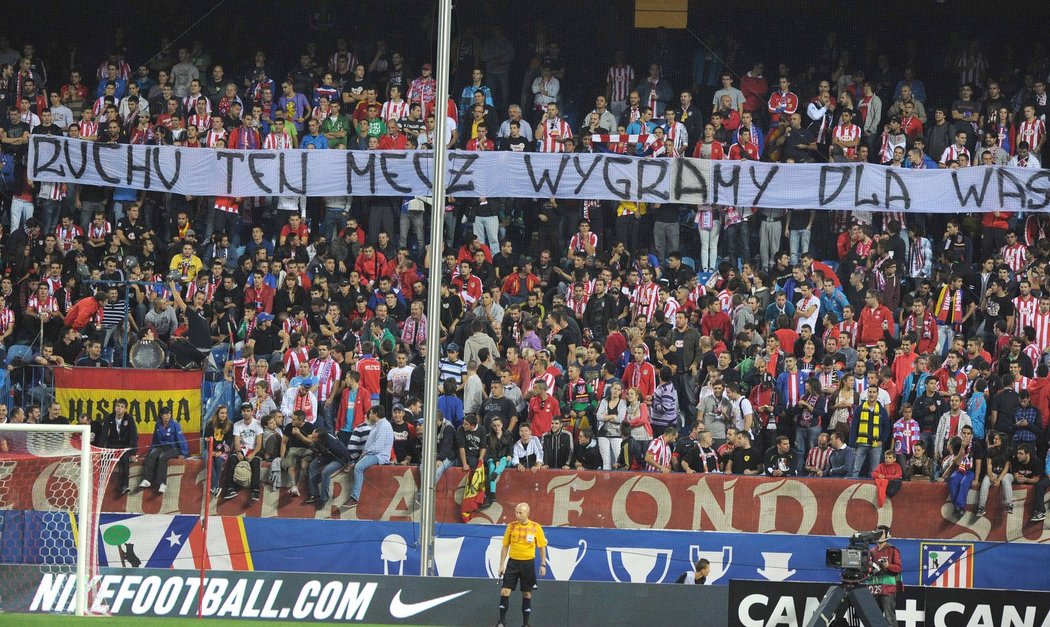 Fanoušci Atlétika Madrid poslali během zápasu Evropské ligy proti Viktorii Plzeň vzkaz prostřednictvím transparentu i do Polska. Atlético vyhrálo 1:0.