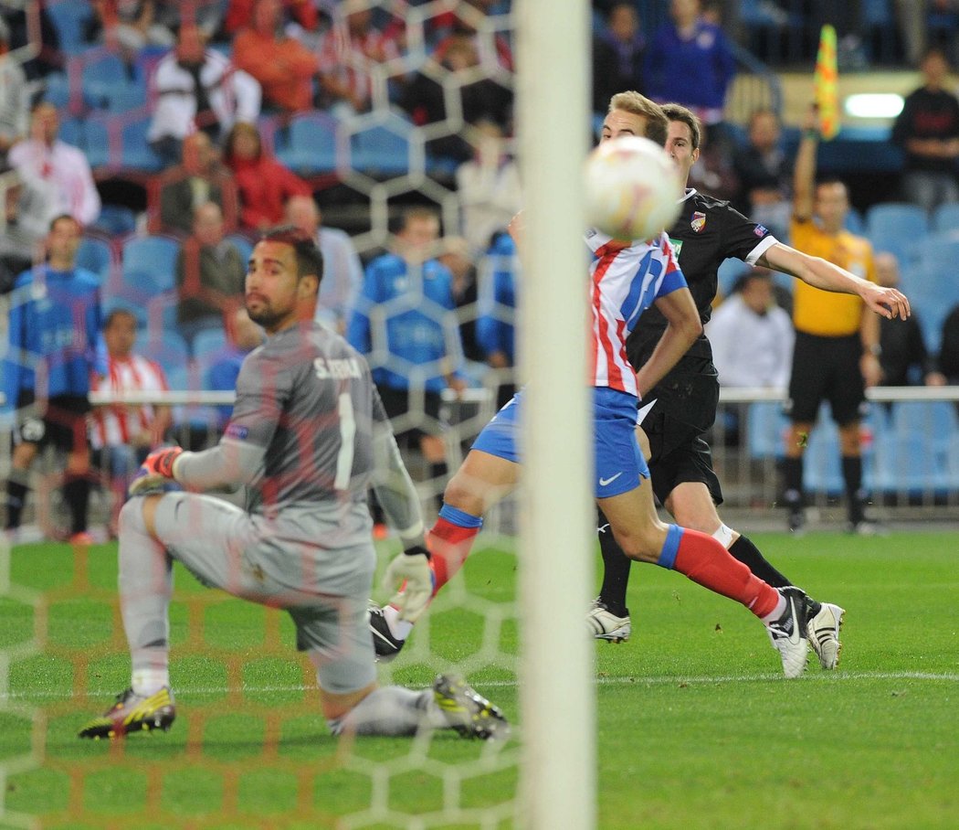 Plzeň se na půdě Atlétika Madrid málem dočkala gólu. Rána Hanouska však skončila na tyči, navíc byl odmáván ofsajd. Atlético doma vyhrálo zápas Evropské ligy 1:0