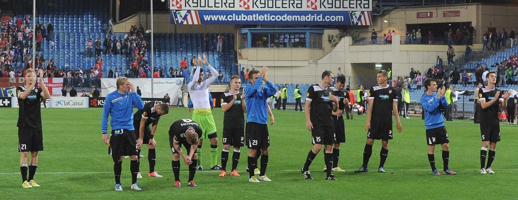 Fotbalisté Viktorie Plzeň byli po závěrečném hvizdu zápasu Evropské ligy na půdě Atlétika Madrid hodně zklamaní. Prohráli 0:1, pak ale přišli poděkovat svým fanouškům za podporu