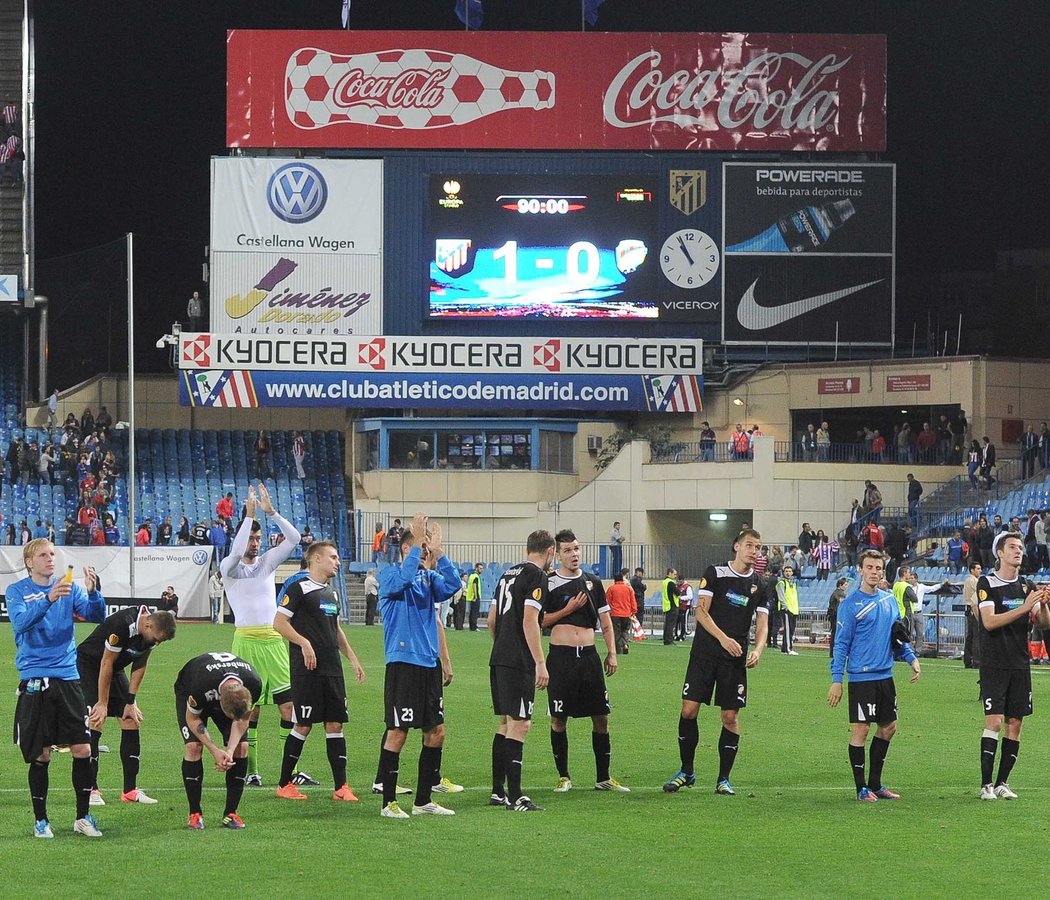 Fotbalisté Viktorie Plzeň byli po závěrečném hvizdu zápasu Evropské ligy na půdě Atlétika Madrid hodně zklamaní. Prohráli 0:1, pak ale přišli poděkovat svým fanouškům za podporu