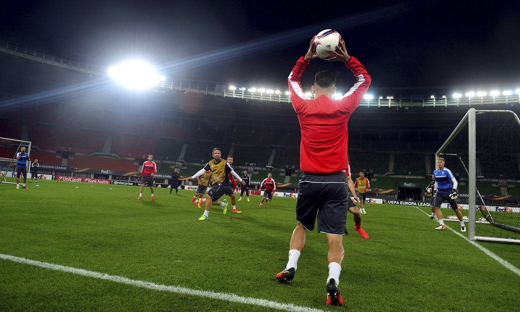 Fotbalisté Plzně trénují na stadionu ve Vídni před duelem proti Austrii