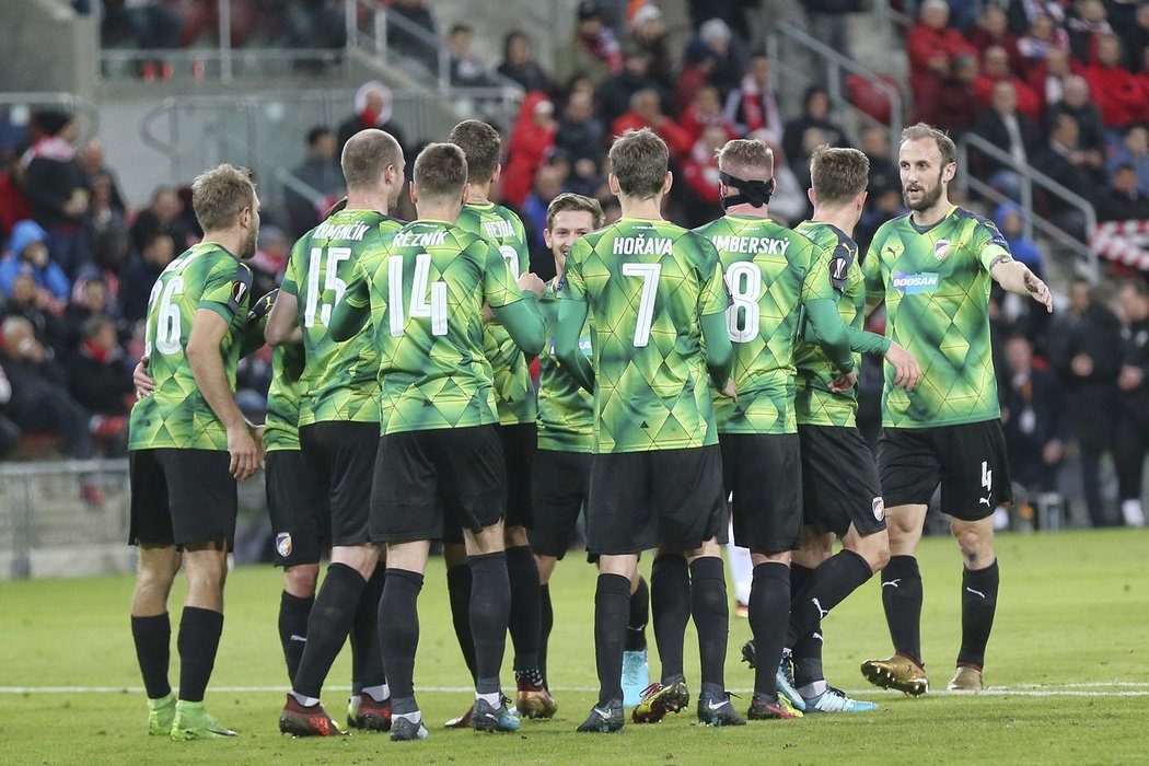 Fotbalisté Plzně se radují z gólu do sítě Beer Ševy