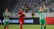 Zklamaní fotbalisté Limassolu děkují fanouškům po prohře s Betisem