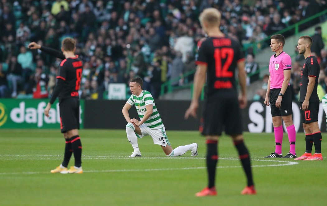 Klečící David Turnbull (Celtic) před úvodem zápasu