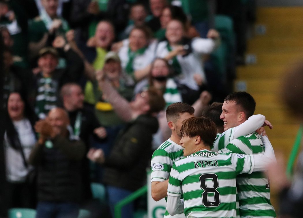 Radující se hráči Celticu po vstřeleném gólu Davida Turnbulla