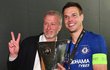 Majitel Chelsea Roman Abramovič a kapitán César Azpilicueta s trofejí pro vítěze Evropské ligy