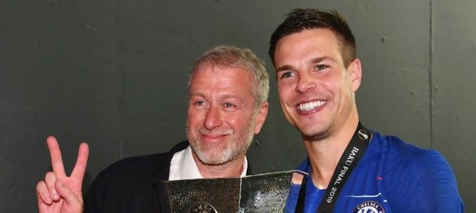 Majitel Chelsea Roman Abramovič a kapitán César Azpilicueta s trofejí pro vítěze Evropské ligy