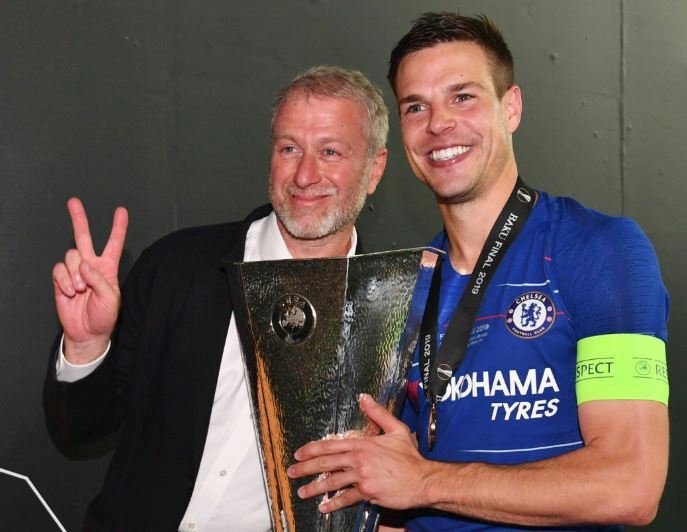 Majitel Chelsea Roman Abramovič a kapitán César Azpilicueta s trofejí pro vítěze Evropské ligy