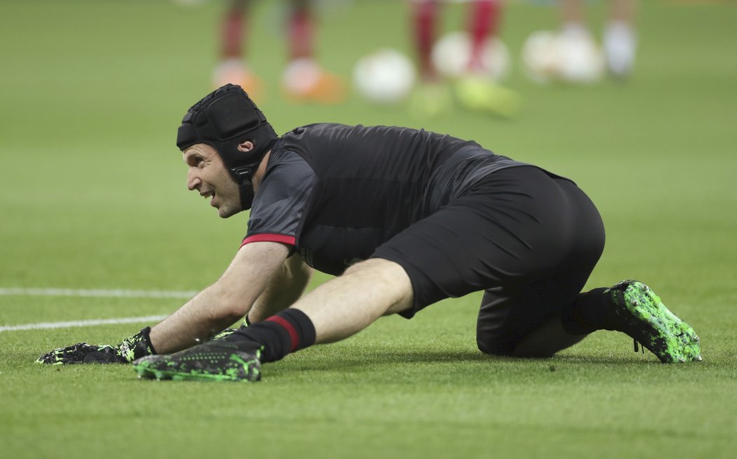 Petr Čech se rozcvičuje před svým posledním utkáním kariéry