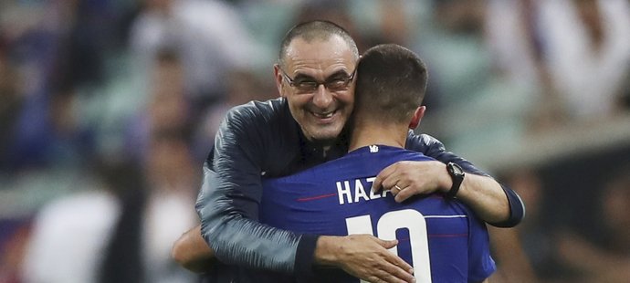 Kouč Chelsea Maurizio Sarri objímá Edena Hazarda, který ve finále Evropské ligy vstřelil dva góly