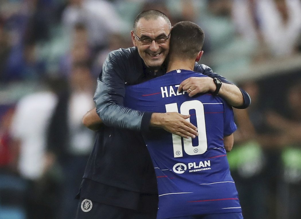 Kouč Chelsea Maurizio Sarri objímá Edena Hazarda, který ve finále Evropské ligy vstřelil dva góly