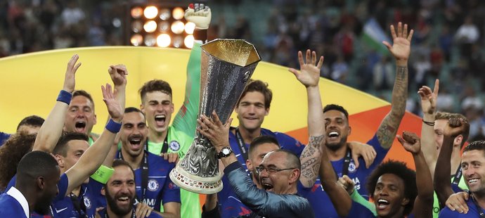 Kouč Chelsea Maurizio Sarri zvedá nad hlavu trofej pro vítěze Evropské ligy