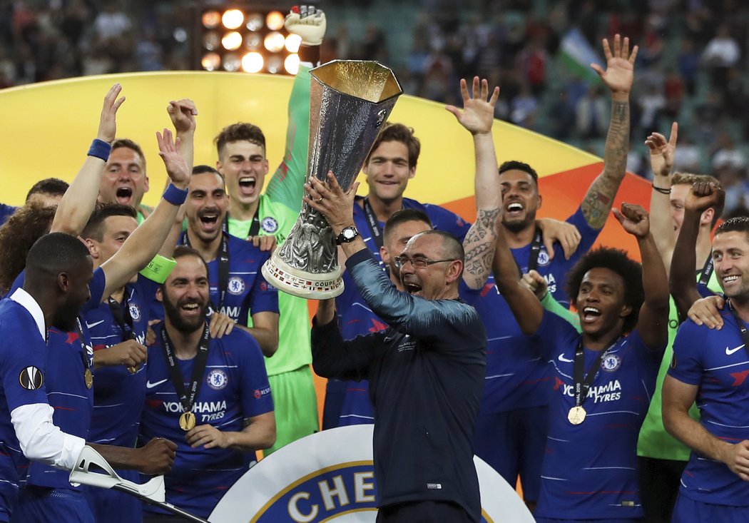 Kouč Chelsea Maurizio Sarri zvedá nad hlavu trofej pro vítěze Evropské ligy