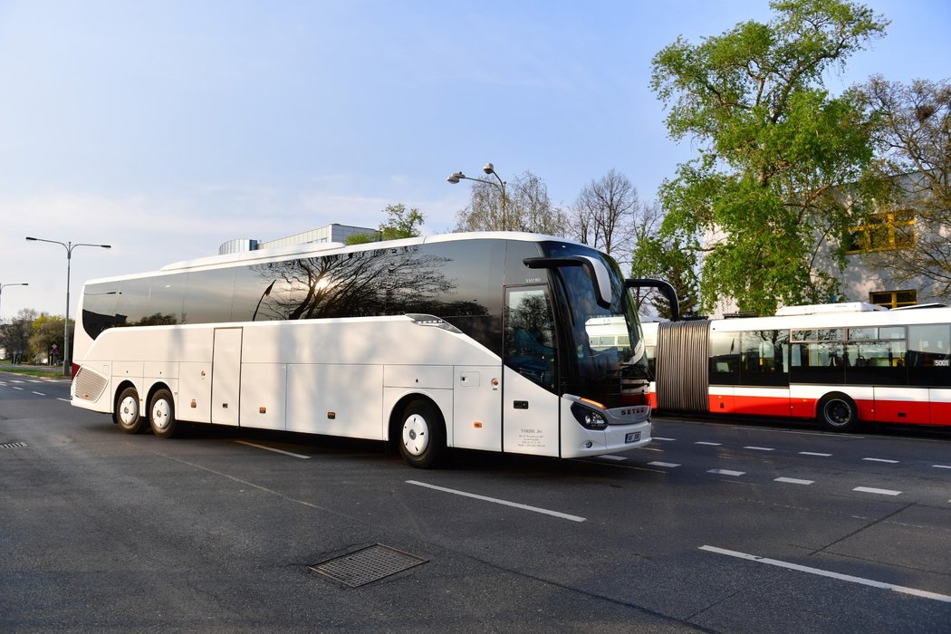 Autobus s týmem Chelsea při odjezdu z letiště