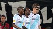 Trojice Ramires, Cole a Torres slaví vedoucí gól do sítě Basileje v úvodním semifinále Evropské ligy