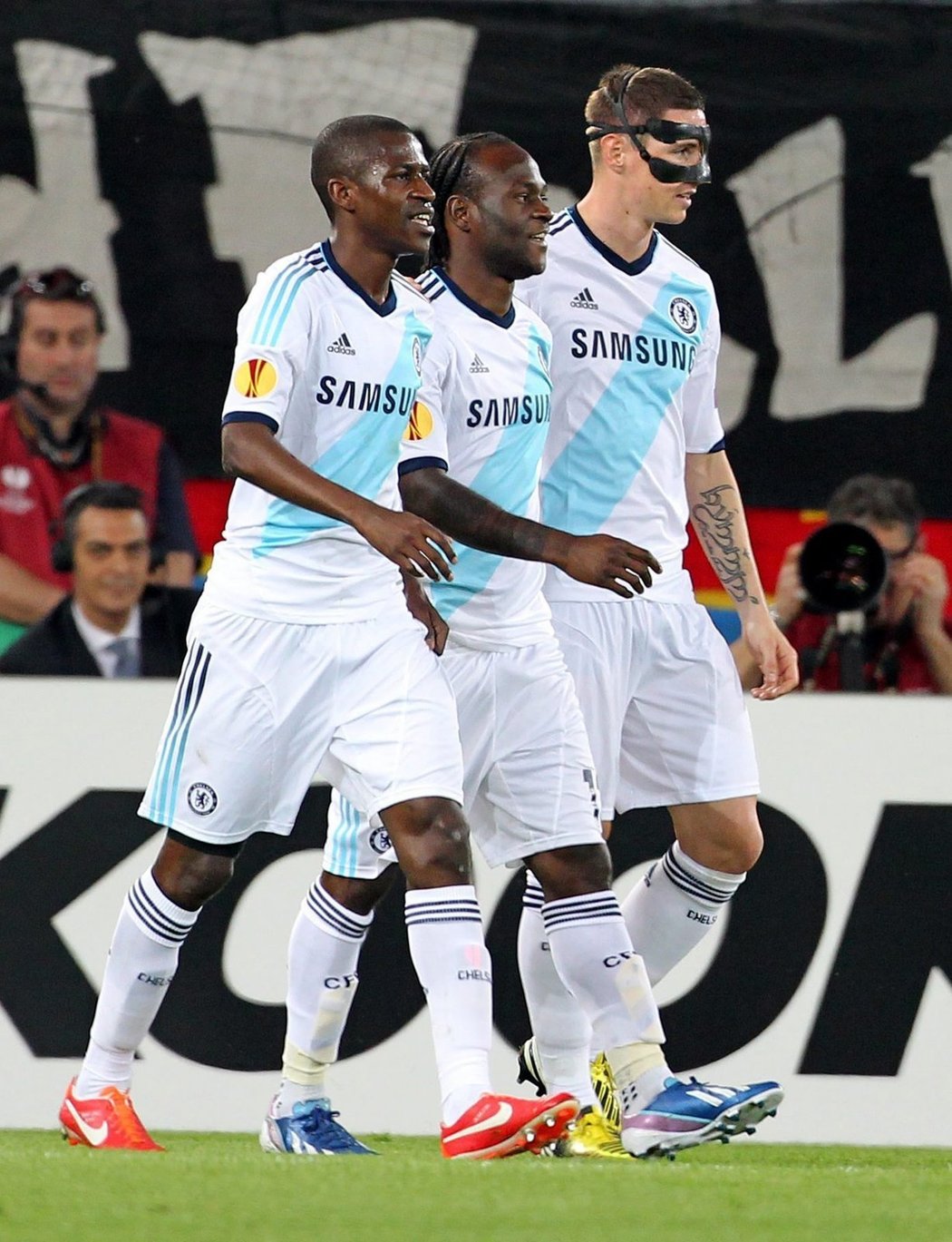Trojice Ramires, Cole a Torres slaví vedoucí gól do sítě Basileje v úvodním semifinále Evropské ligy