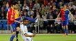 Obránce Ashley Cole v souboji s Mohamedem Salahem v utkání semifinále Evropské ligy na hřišti Basileje