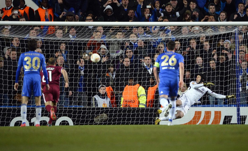 Český gólman Chelsea Petr Čech inkasuje gól z penalty v zápase Evropské ligy s Kazaní. Chelsea vyhrála 3:1