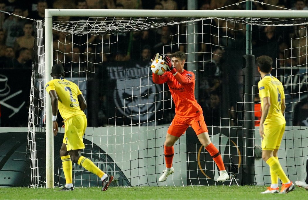 Kepa Arrizabalaga chytá balon do rukavic v duelu Chelsea s PAOK Soluň