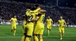 Willian oslavuje se svými spoluhráči úvodní branku v zápase Chelsea - PAOK Soluň