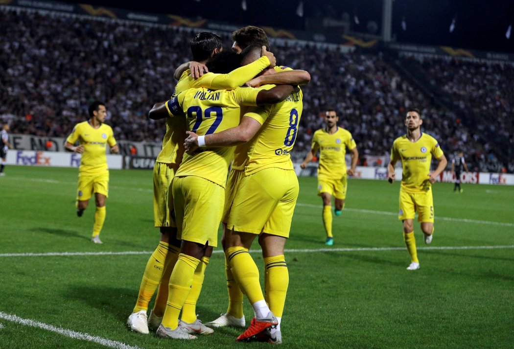 Willian oslavuje se svými spoluhráči úvodní branku v zápase Chelsea - PAOK Soluň