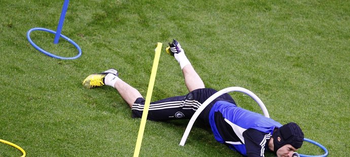 Petr Čech podlézá obruč na tréninku Chelsea před finále Evropské ligy v Amsterodamu