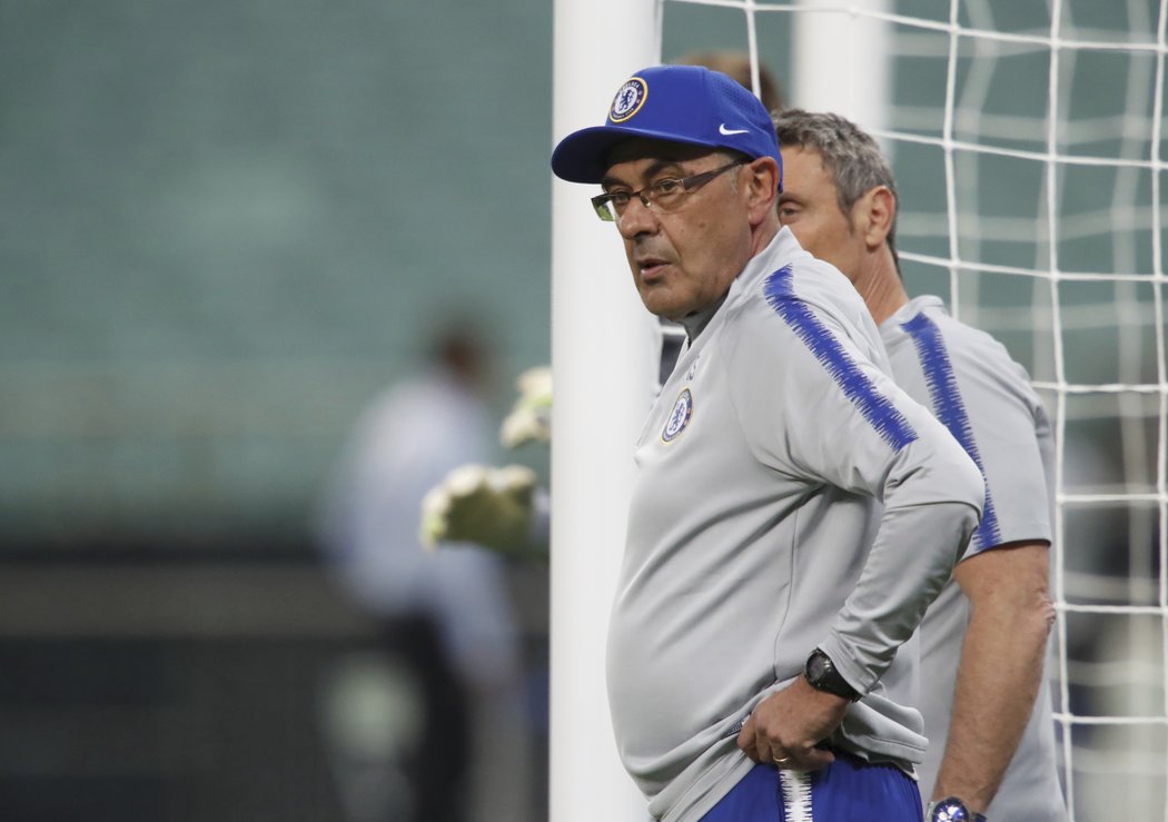 Sarri při odchodu dokonce zahodil svoji kšiltovku a posléze ji i nakopl