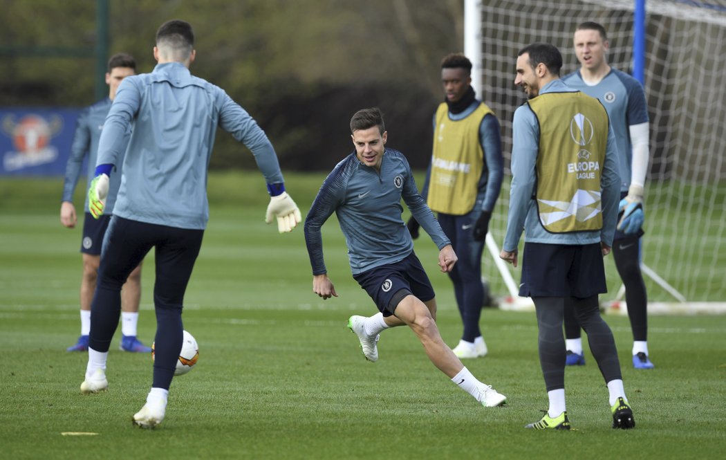 Cesar Azpilicueta v bagu na tréninku Chelsea před odletem do Prahy