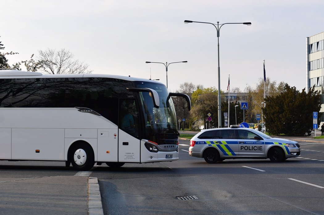 Autobus s týmem Chelsea doprovázela z letiště policejní eskorta