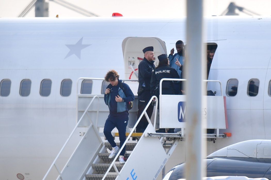 Brazilský stoper a jedna z ikon Chelsea David Luiz po přistání v Praze