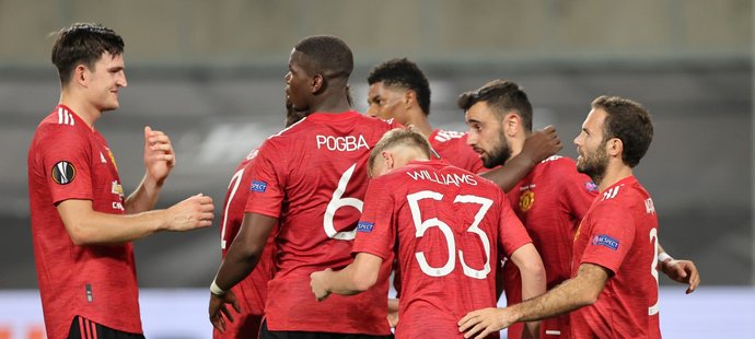 Fotbalisté Manchesteru United slaví rozhodující gól, který z penalty v prodloužení vstřelil Bruno Fernandes
