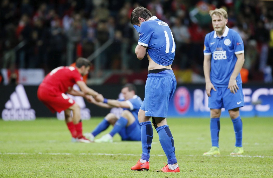 Smutek fotbalistů Dněpru po konci utkání