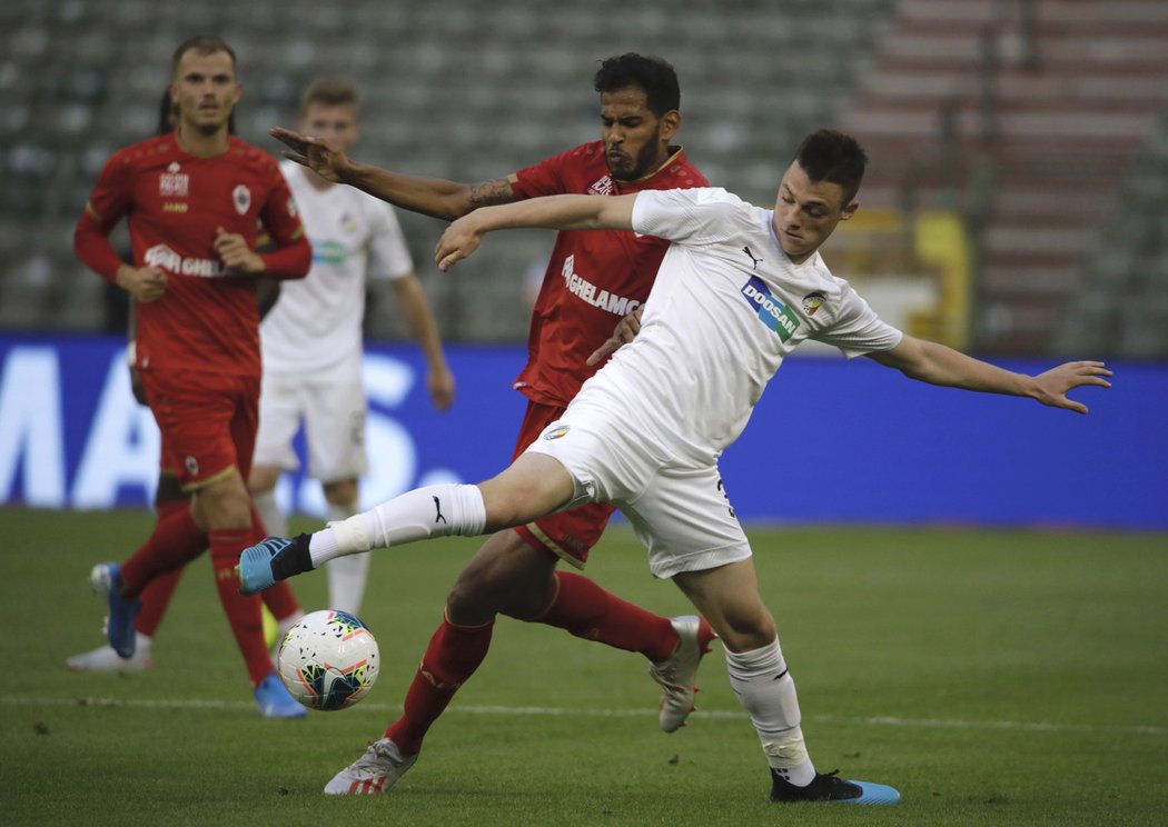 Dominik Janošek (vpředu) si tělem kryje míč před Farisem Harounem z Antverp