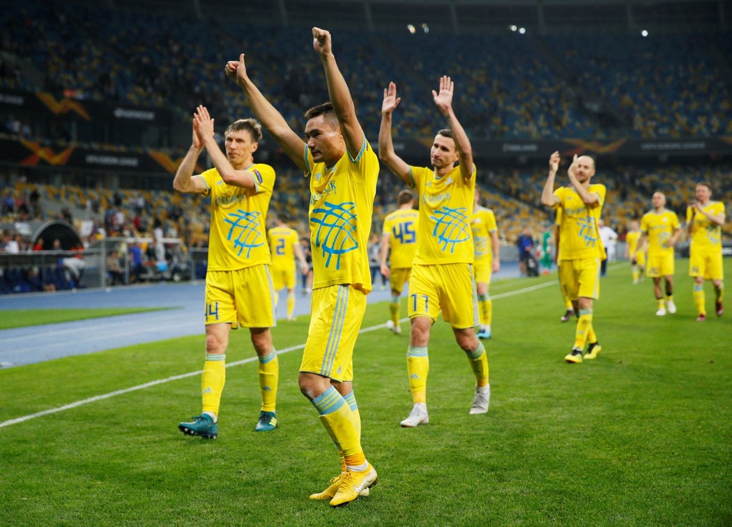 Hráči Astany tleskají svým fanouškům po zápase Evropské ligy s Dynamem Kiev