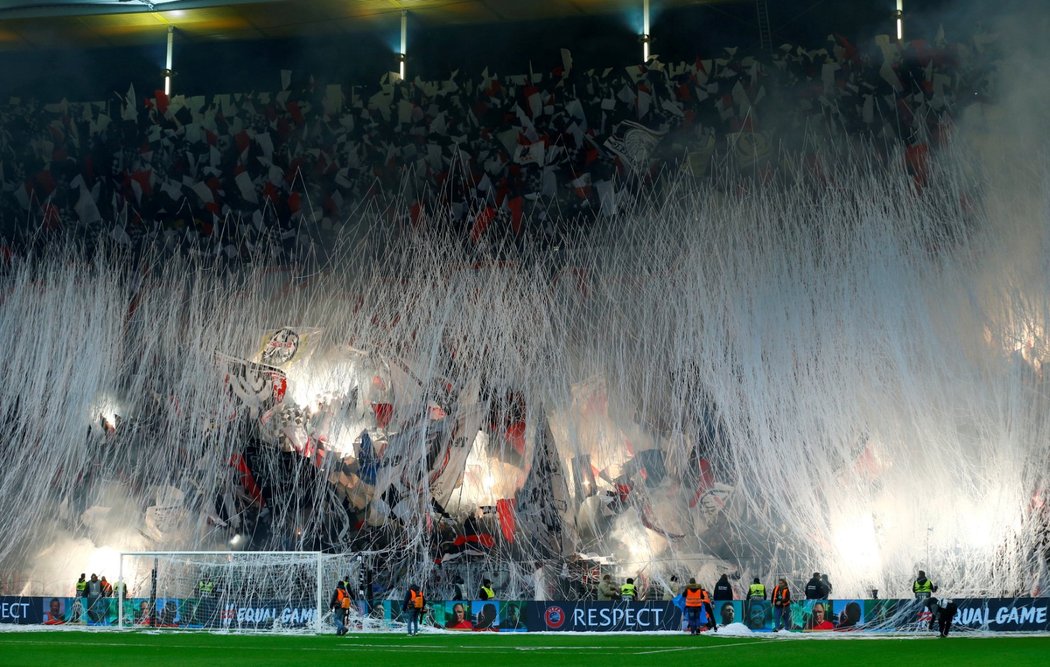 Fanoušci Eintrachtu Frankfurt před zápasem na hřišti Lazia Řím