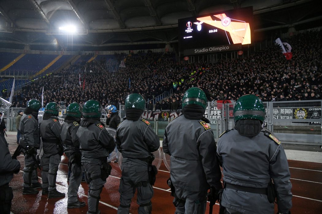 Na řádění příznivců Eintrachu musela reagovat i policie