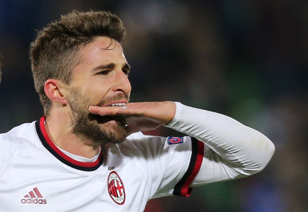 Fabio Borini slaví třetí gól AC Milán do sítě bulharského Ludogoretse