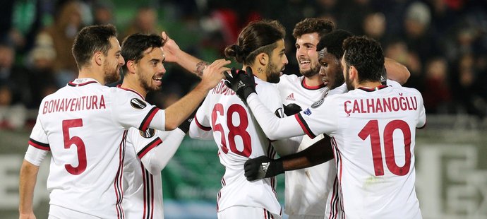 Radost hráčů AC Milán z výhry 3:0 nad bulharským Ludogoretsem