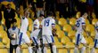 Josef Šural se s libereckými spoluhráči raduje z parádního gólu do sítě Estorilu