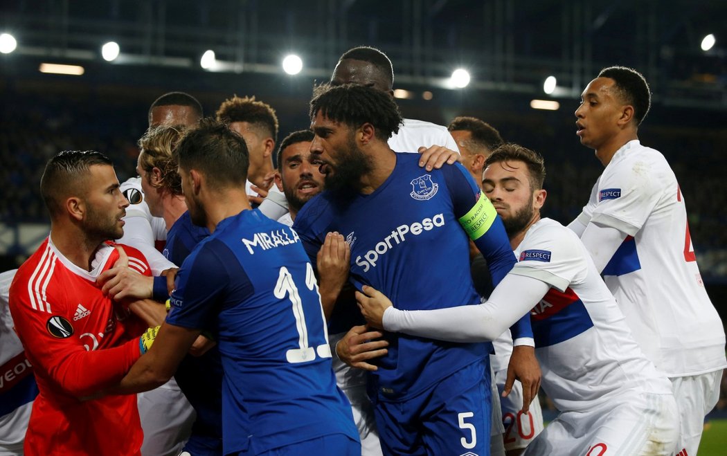 Strkanice mezi hráči Evertonu a Lyonu po faulu kapitána domácích Ashleyho Williamse