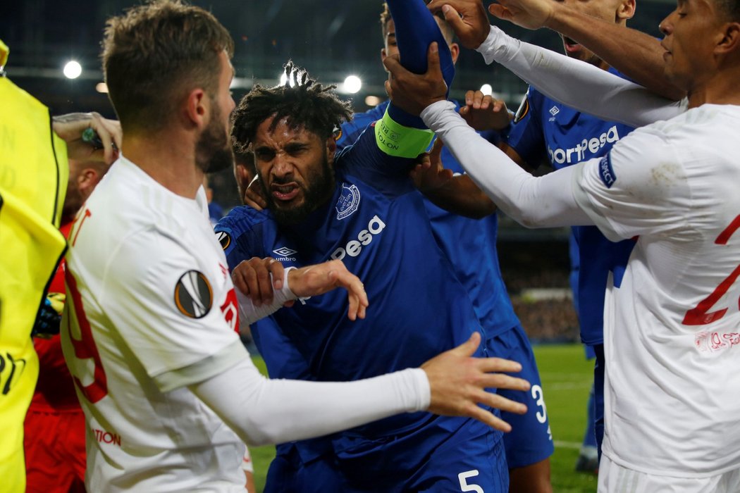 Strkanice mezi hráči Evertonu a Lyonu po faulu kapitána domácích Ashleyho Williamse