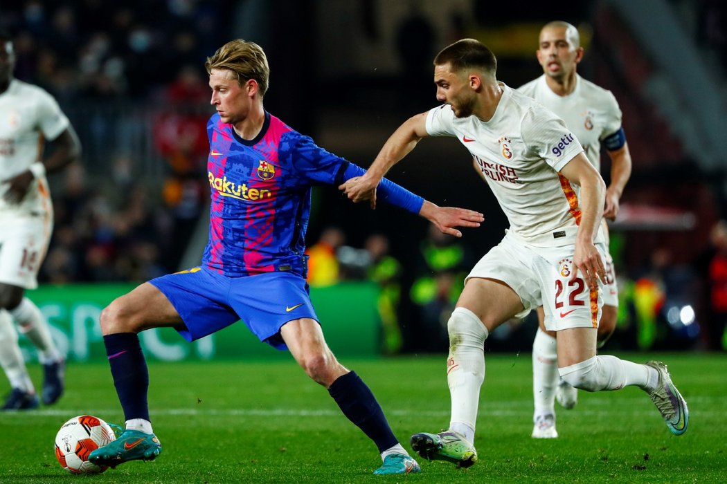 Barcelonský záložník Frenkie De Jong v akci