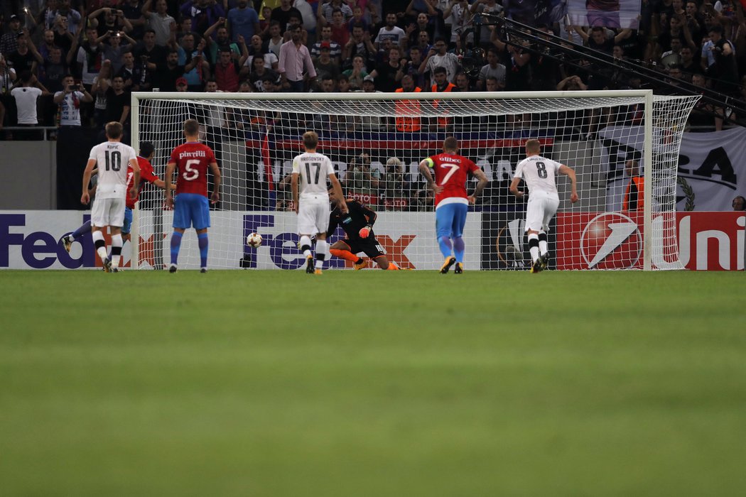 Sám faulovaný Constantin Budescu pokutový kop s přehledem proměnil