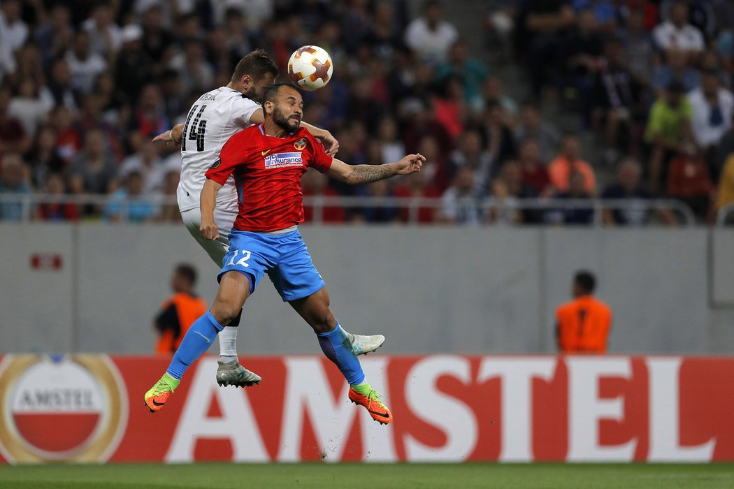 Plzeňský Radim Řezník v hlavičkovém souboji s Juniorem Moraisem z FCSB