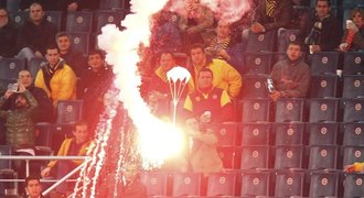 Plzeň čeká peklo! Fanoušci Fenerbahce dostali světlici i na zavřený stadion