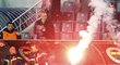 Světlice vyslaná fanoušky Fenerbahce zvenku na stadion dopadla na domácí střídačku