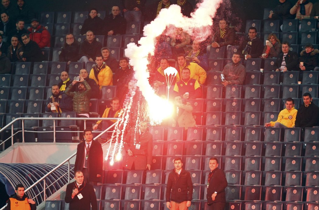 Neuvěřitelné! Světlice z rukou fanoušků Fenerbahce Istanbul se snáší na padáčku před prázdnými tribunami na trávník