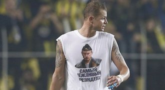 Napětí na Fenerbahce: Nepodaná ruka, kameny i tričko s Putinem