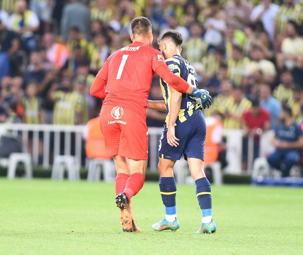 Gólman Slovácka Filip Nguyen debatuje s jednou z hvězd tureckého Fenerbahce