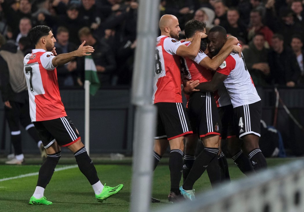 Fotbalisté Feyenoordu slaví gól